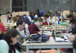 Alumnos de la UPCT preparan sus exámenes en una biblioteca.