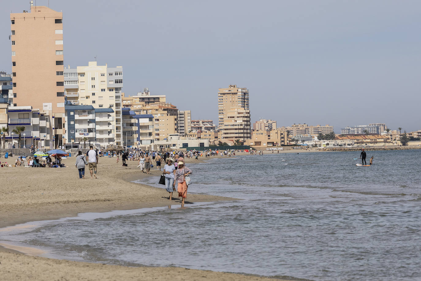 El buen tiempo llena las playas de La Manga La Verdad