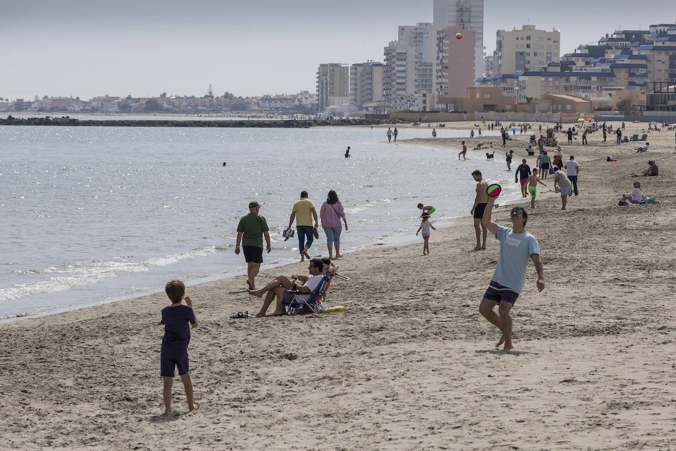 El buen tiempo llena las playas de La Manga La Verdad