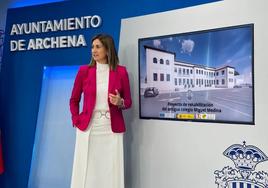 La alcaldesa de Archena, Patricia Fernández, presentando el proyecto de rehabilitación del antiguo colegio Miguel Medina.