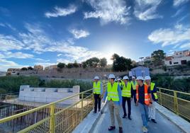 El alcalde de Ulea, Víctor Manuel López, y el consejero Manuel Pancorbo visitan las obras del nuevo puente.