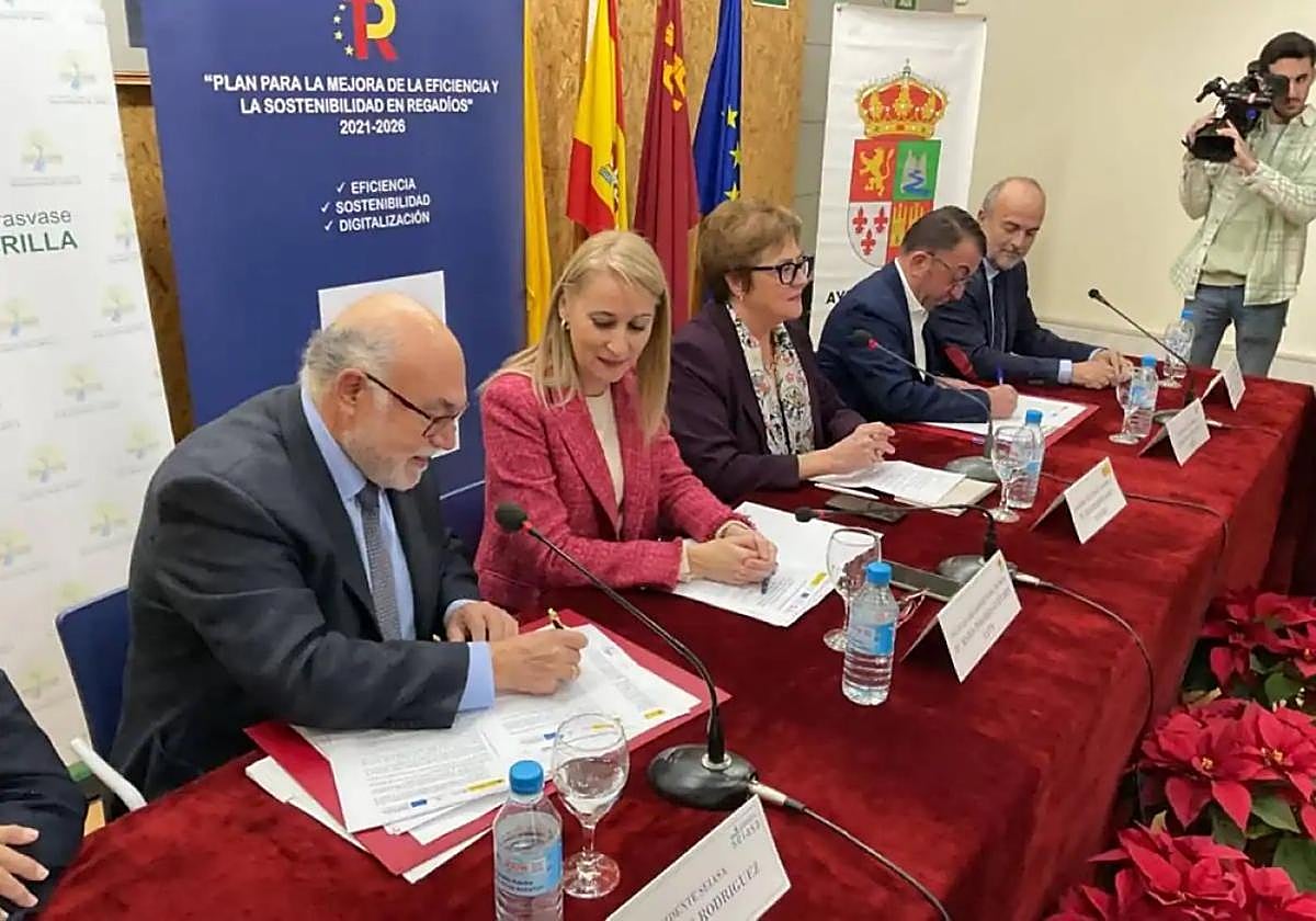 Firma del acuerdo por el que el Ministerio destinará 17 millones para modernizar el regadío en Librilla.