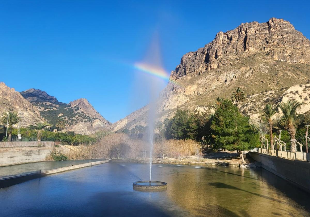 Géiser junto al río Segura y monte Chinte de Ojós.