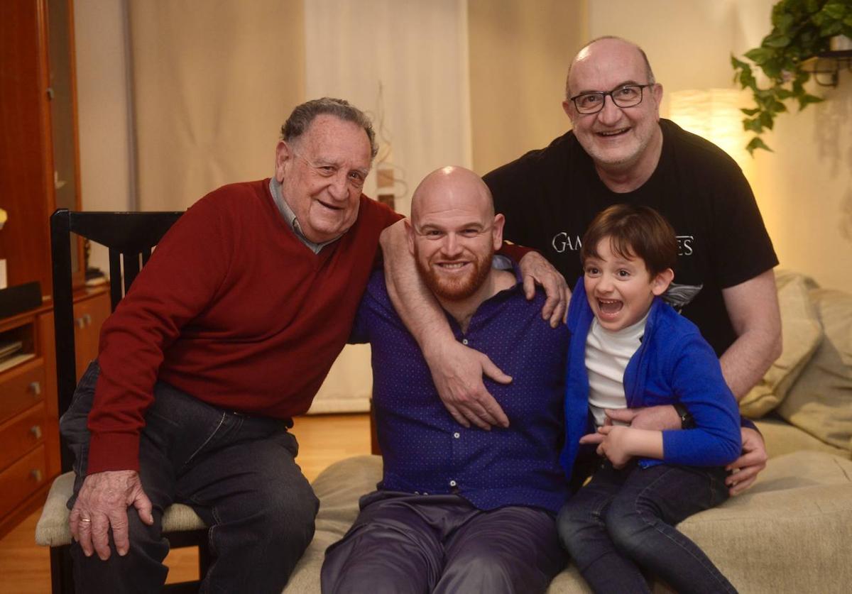 El pequeño Antonio Larrosa, rodeado de su bisabuelo, padre y abuelo, con los que comparte nombre y primer apellido.