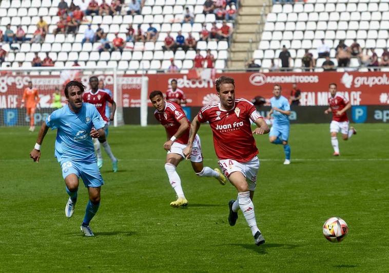 Pedro León persigue la pelota en el partido contra el Ibiza.