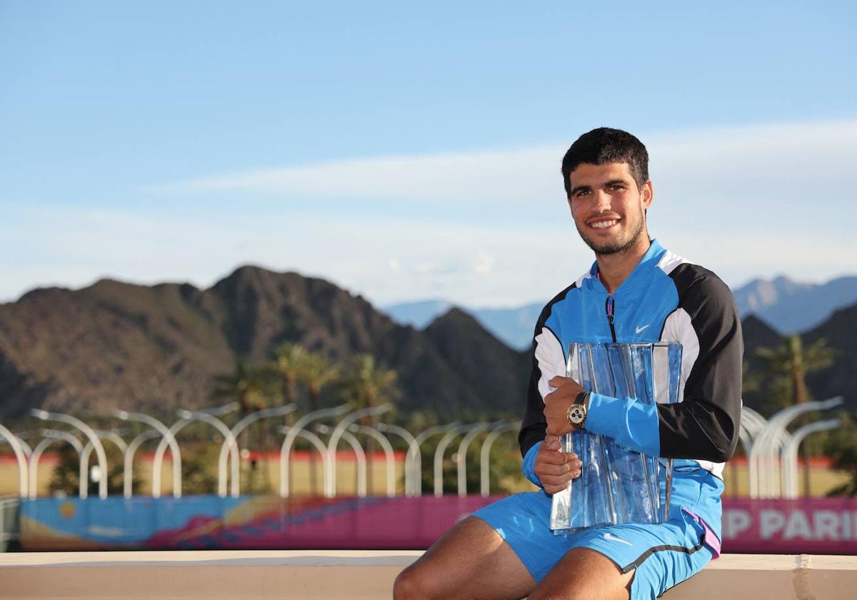 Carlos Alcaraz posa con el trofeo de Indian Wells, con el Valle de Coachella al fondo.