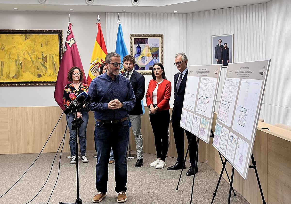 Un técnico explica ante la alcaldesa de Alhama, María Cánovas y el consejero del anteproyecto.