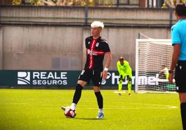 Un jugador del Cartagena B mantiene la pelota.