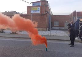 La protesta de un grupo de funcionarios, este lunes, en el centro penitenciario de Sangonera La Verde.