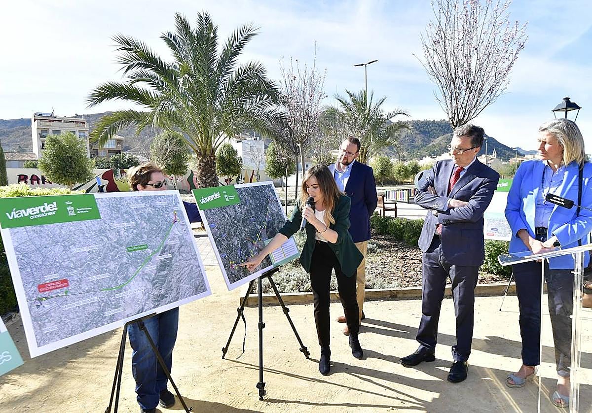 La vicealcaldesa, Rebeca Pérez, explica el proyecto de ampliación de la Vía Verde de Murcia.