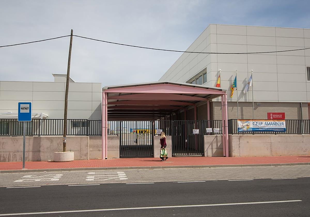 Entrada principal del colegio Amanecer.