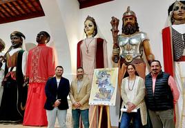 Simón Laborda, Joaquín Zaplana, Marina Martínez y José Luis Robles posan con el cartel del V Encuentro de Gigantes.