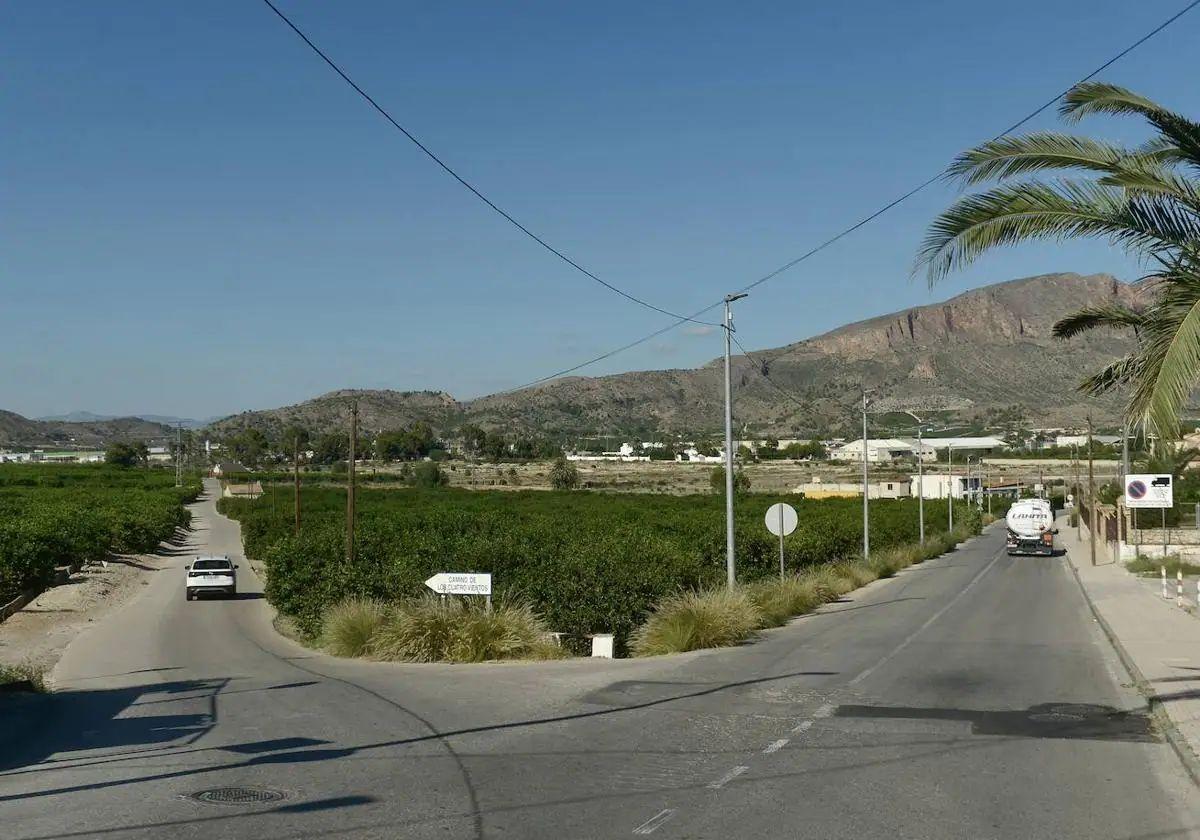 Zona por donde pasaría la circunvalación de Santomera, con la Sierra de Orihuela al fondo.