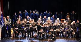 Los integrantes de la Agrupación Musical «Nuestra Señora de los Dolores» en el escenario del teatro Thuillier.