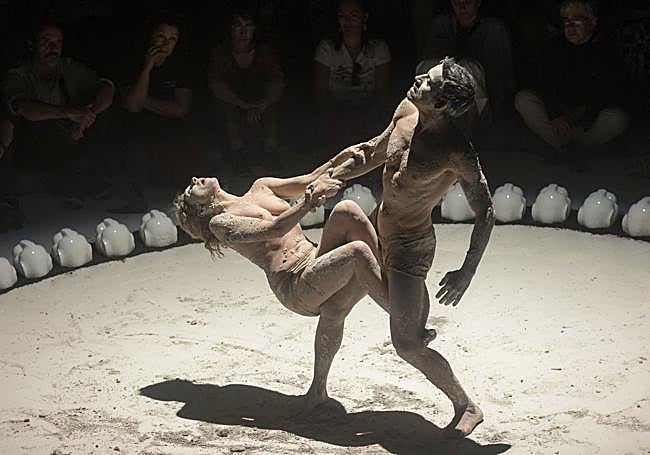La compañía de Asun Noales, OtraDanza, y su espectáculo 'Rito', en el recuperado festival MuDanzas, en el Nuevo Teatro Circo de Cartagena.