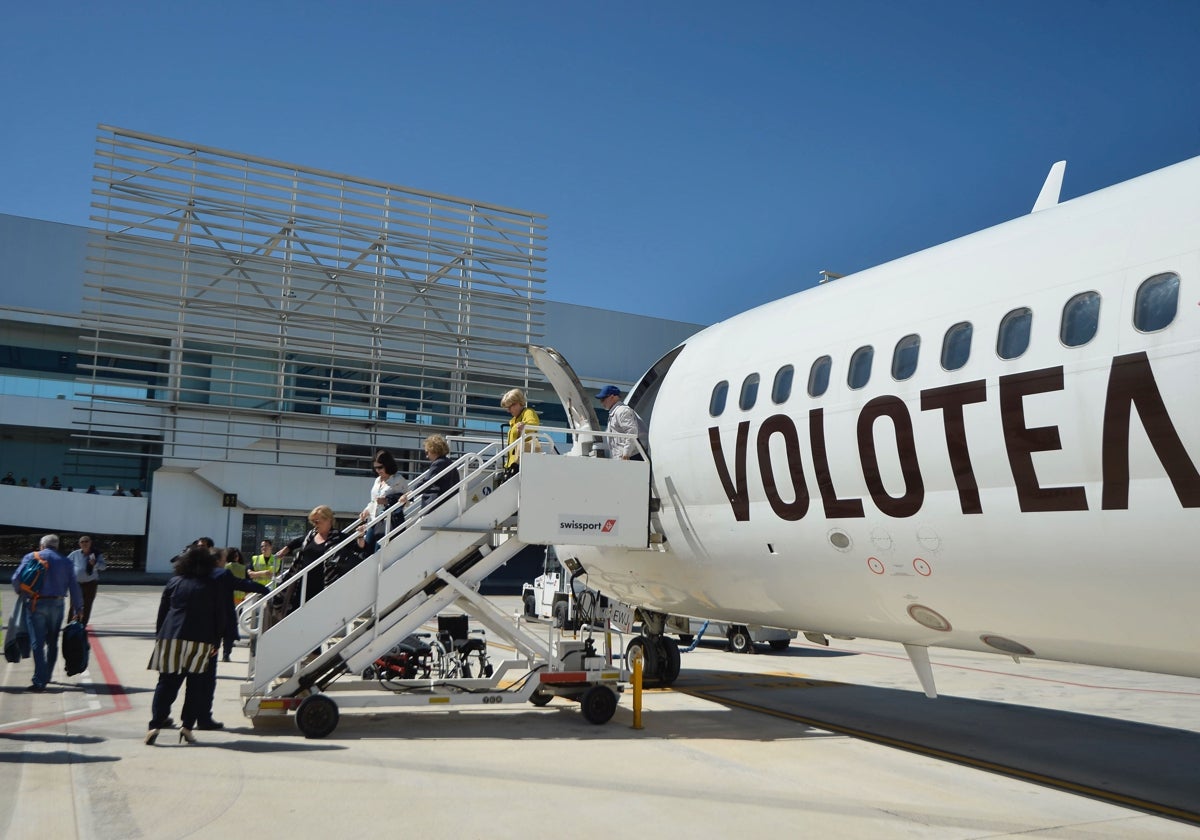 Unos viajeros descienden de un avión de Volotea, en la ruta Murcia-Asturias.