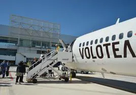 Unos viajeros descienden de un avión de Volotea, en la ruta Murcia-Asturias.