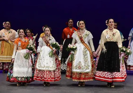 Las Reinas de la Huerta salientes, posan junto a sus sucesoras, Alexia Montemayor (número 10) e Isabel María García (número 23), al término de la gala.