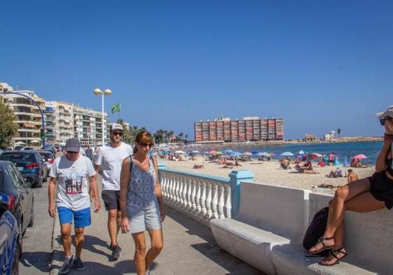 Un grupo de turistas pasea junto a la playa de los Locos, en una imagen de archivo.