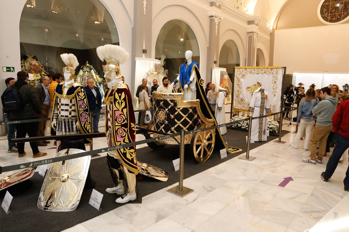 Estreno de la nueva bandera del Paso Blanco de Lorca para Semana Santa