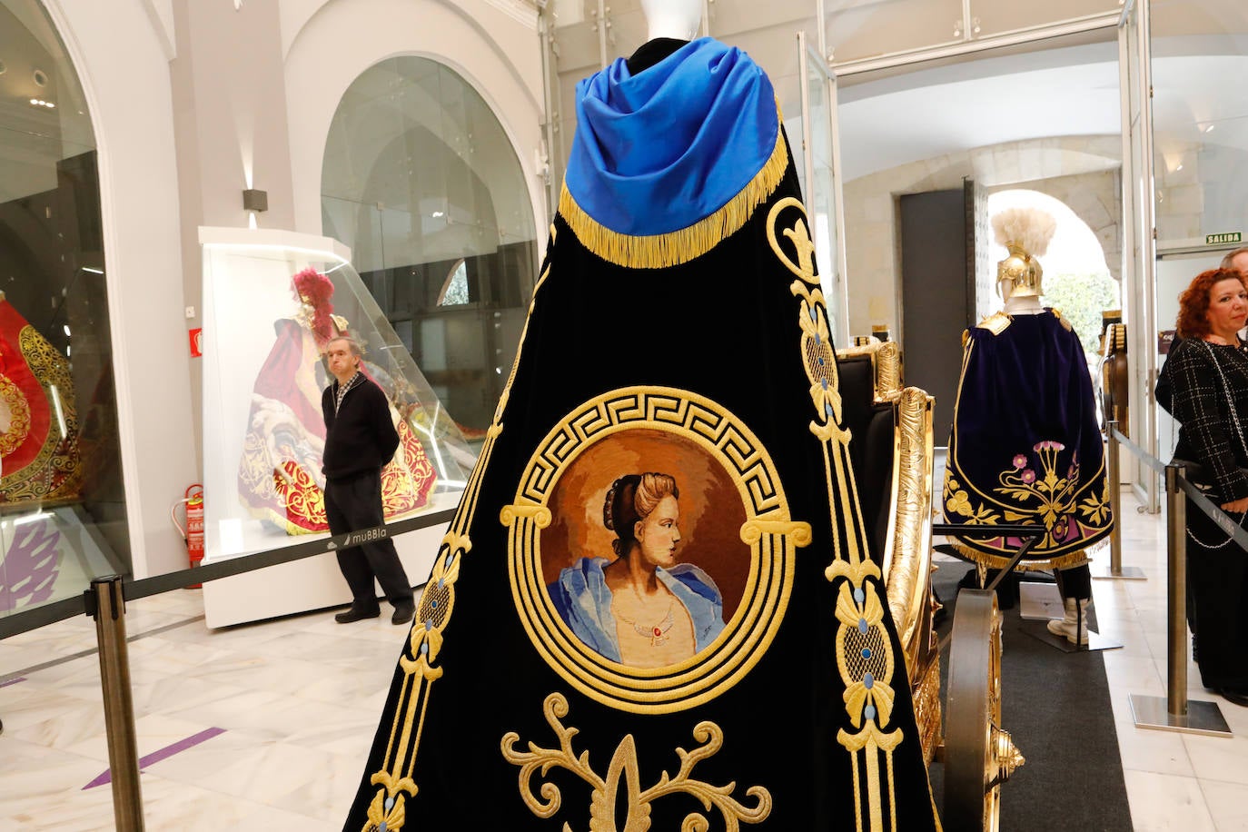 Estreno de la nueva bandera del Paso Blanco de Lorca para Semana Santa