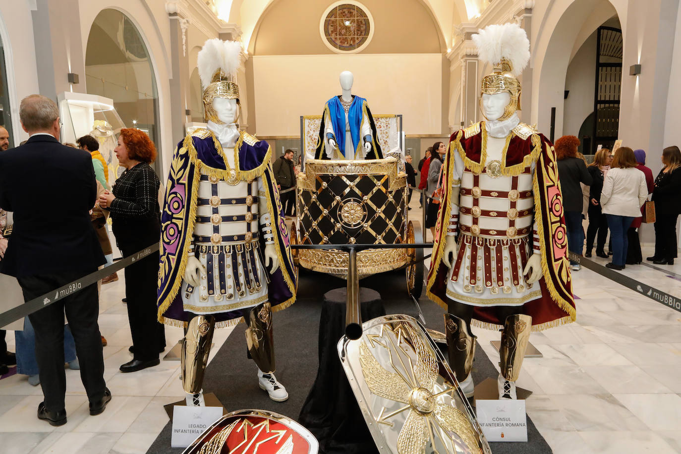 Estreno de la nueva bandera del Paso Blanco de Lorca para Semana Santa