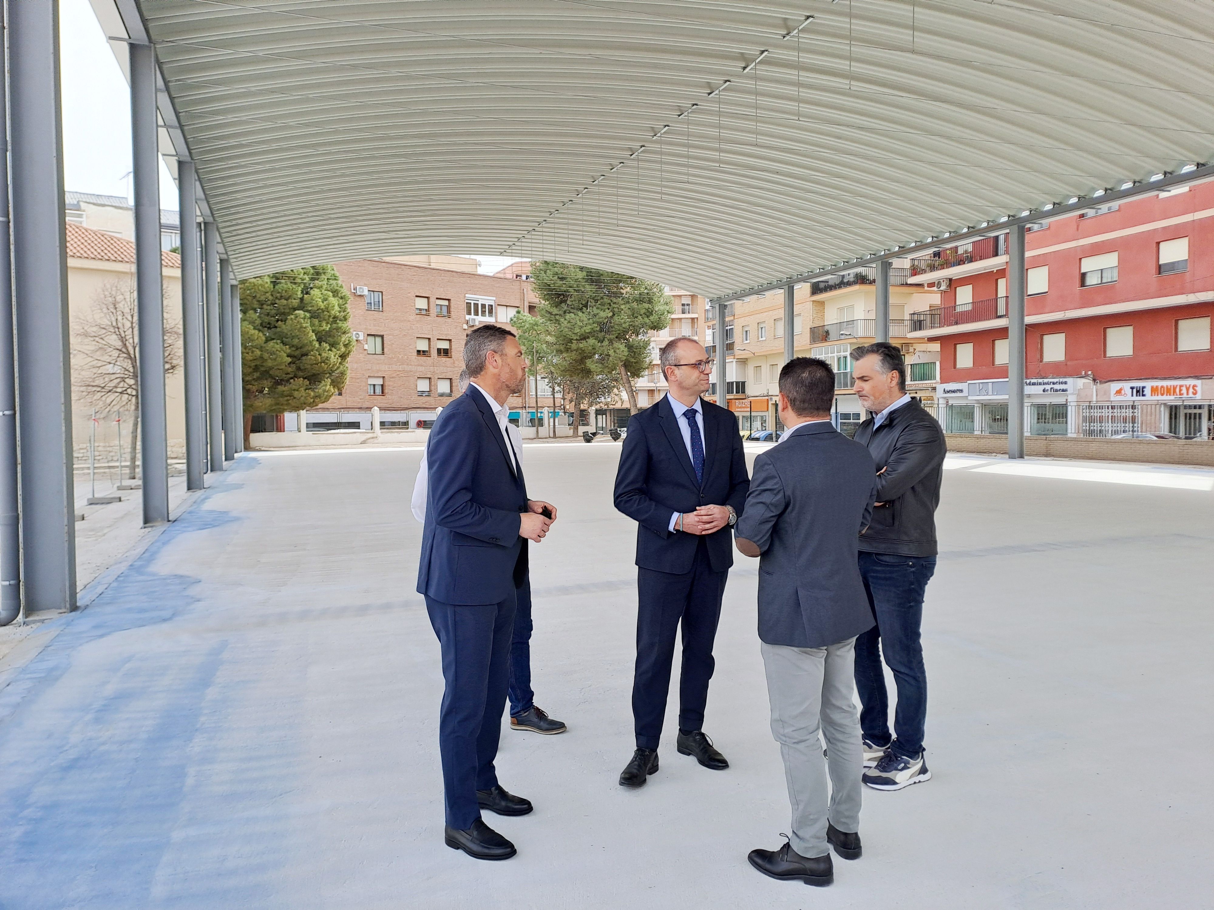 José Francisco García (alcalde), Víctor Marín (consejero), Sergio López (director del centro) y, de espaldas, Pepe Fernández (concejal)