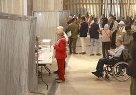 Imagen de archivo de unos votantes insertando las papeletas en las urnas.