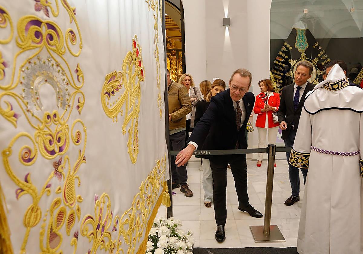Estreno de la nueva bandera del Paso Blanco de Lorca para Semana Santa