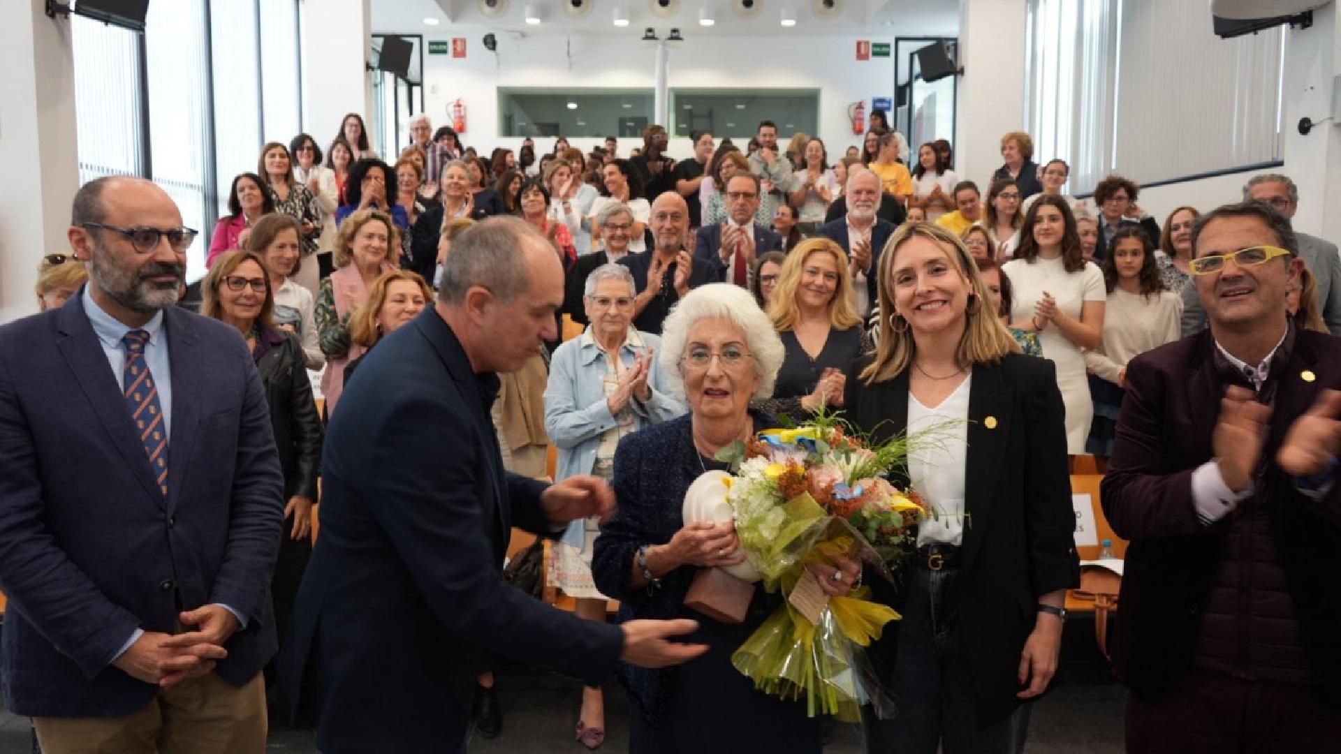 María del Carmen Serrano Amigot recibe el premio Profesional de Trabajo Social de la Región.