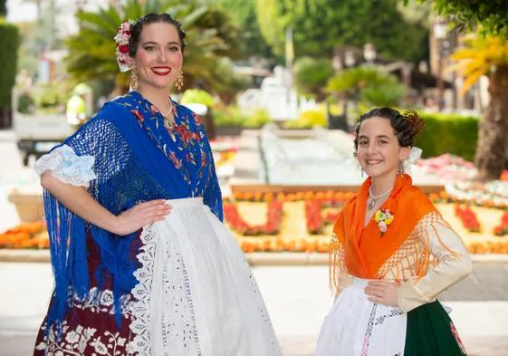 Isabel María García Ortiz y Alexia Montemayor Torres, ayer, en la Glorieta de España.