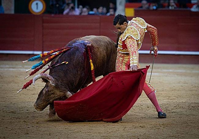 Paco Ureña, demostrando su torería en la Feria de Fallas.