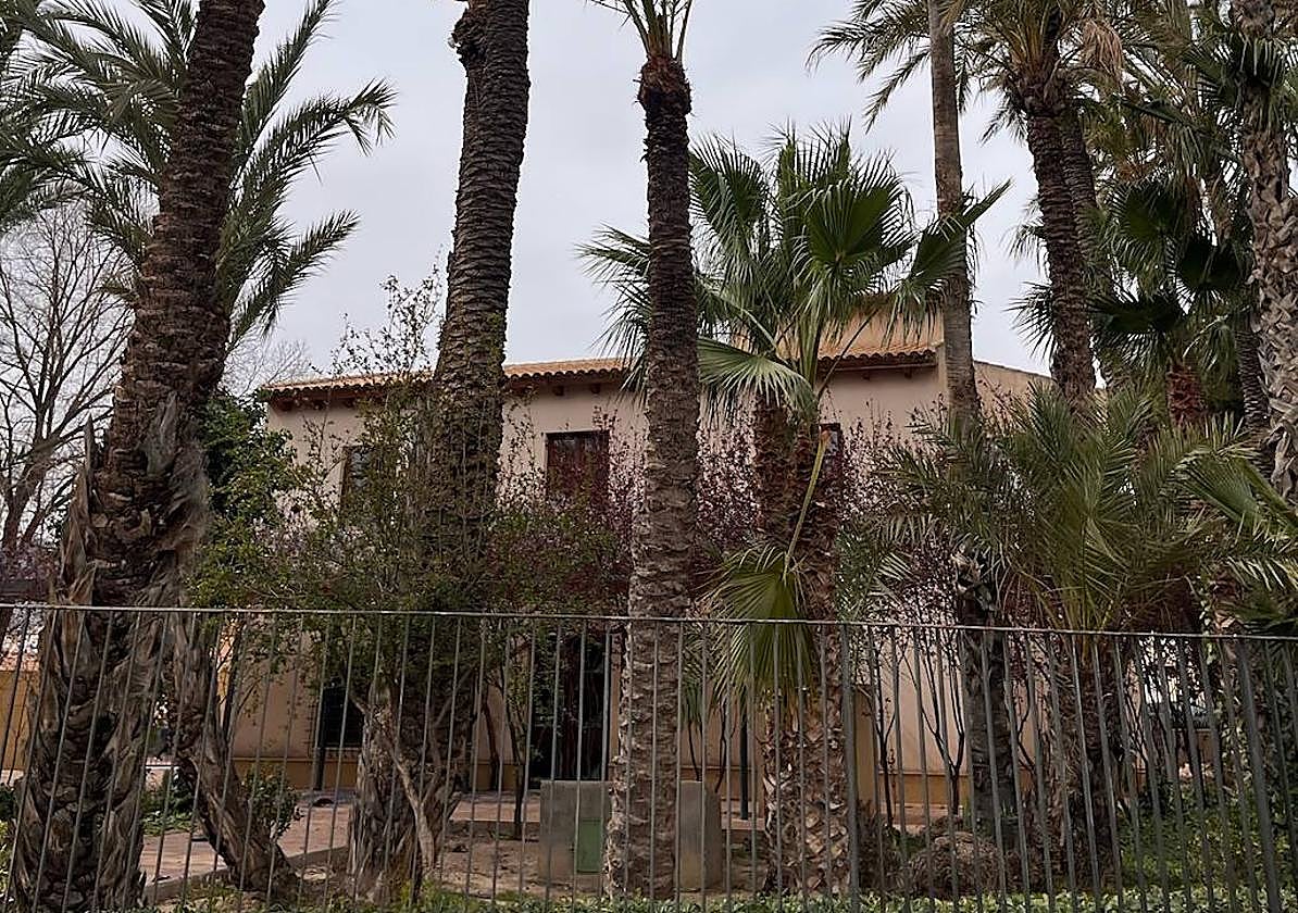 Vista exterior del edificio, en el parque de La Cubana.