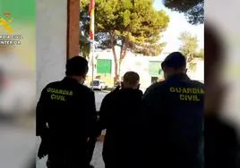 Dos agentes, durante el traslado de un detenido. Guardia Civil