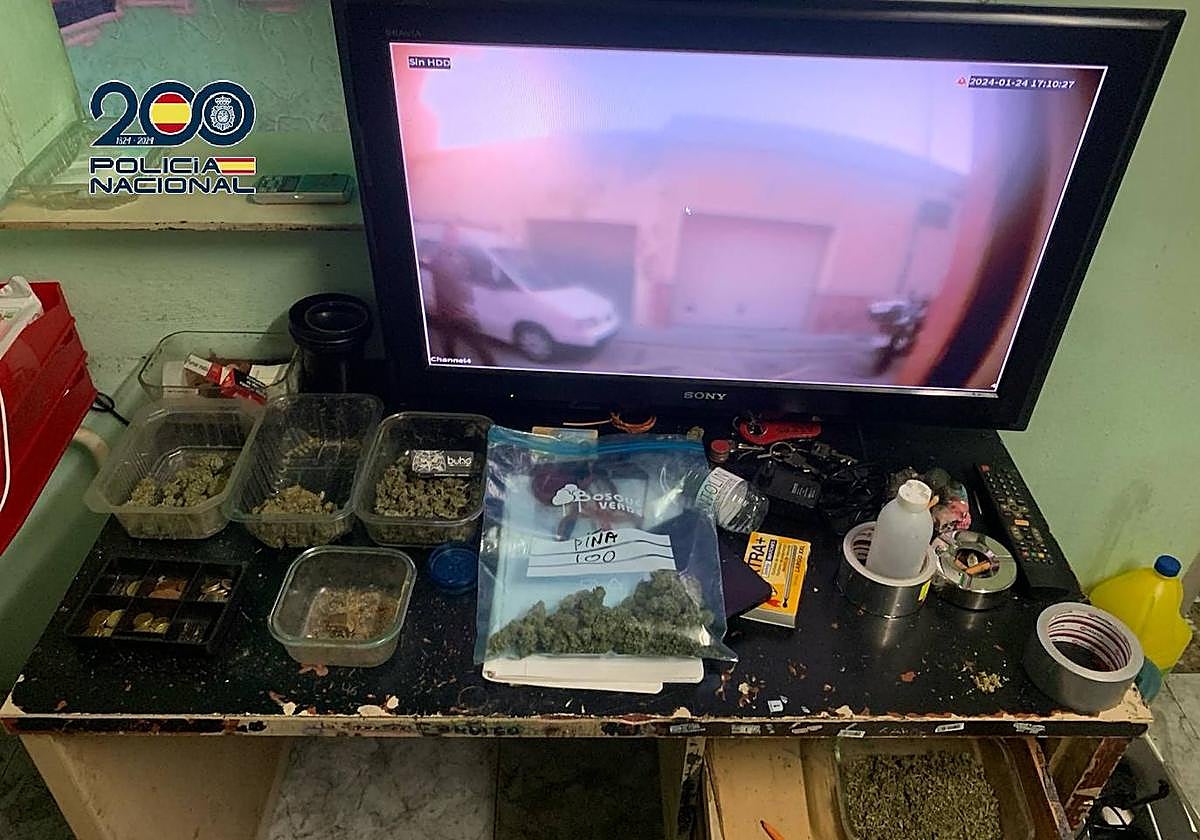 La droga que vendían junto con el visionado de las cámaras de videovigilancia.