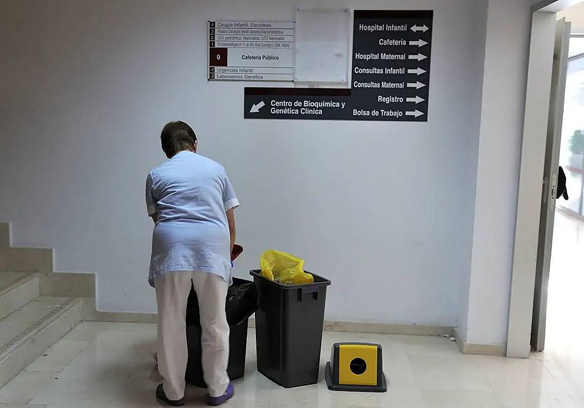 Una trabajadora en el hospital Virgen de La Arrixaca.