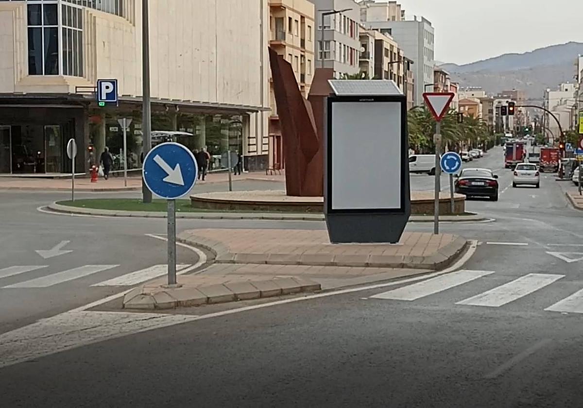 Una de las pantallas digitales instaladas en una rotonda en el barrio de La Viña.