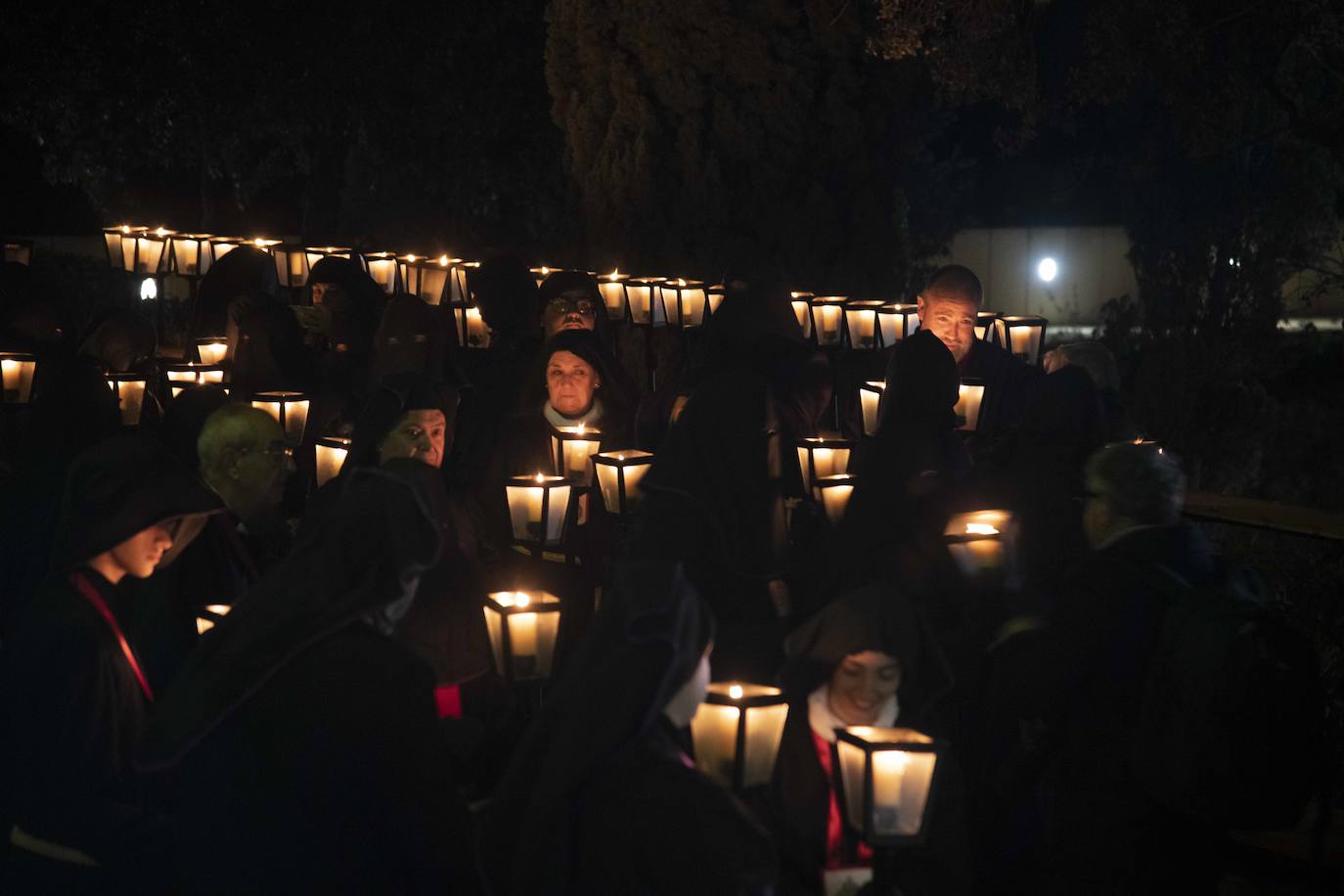 El vía crucis del Cristo del Socorro mantiene en vela a cientos de cartageneros