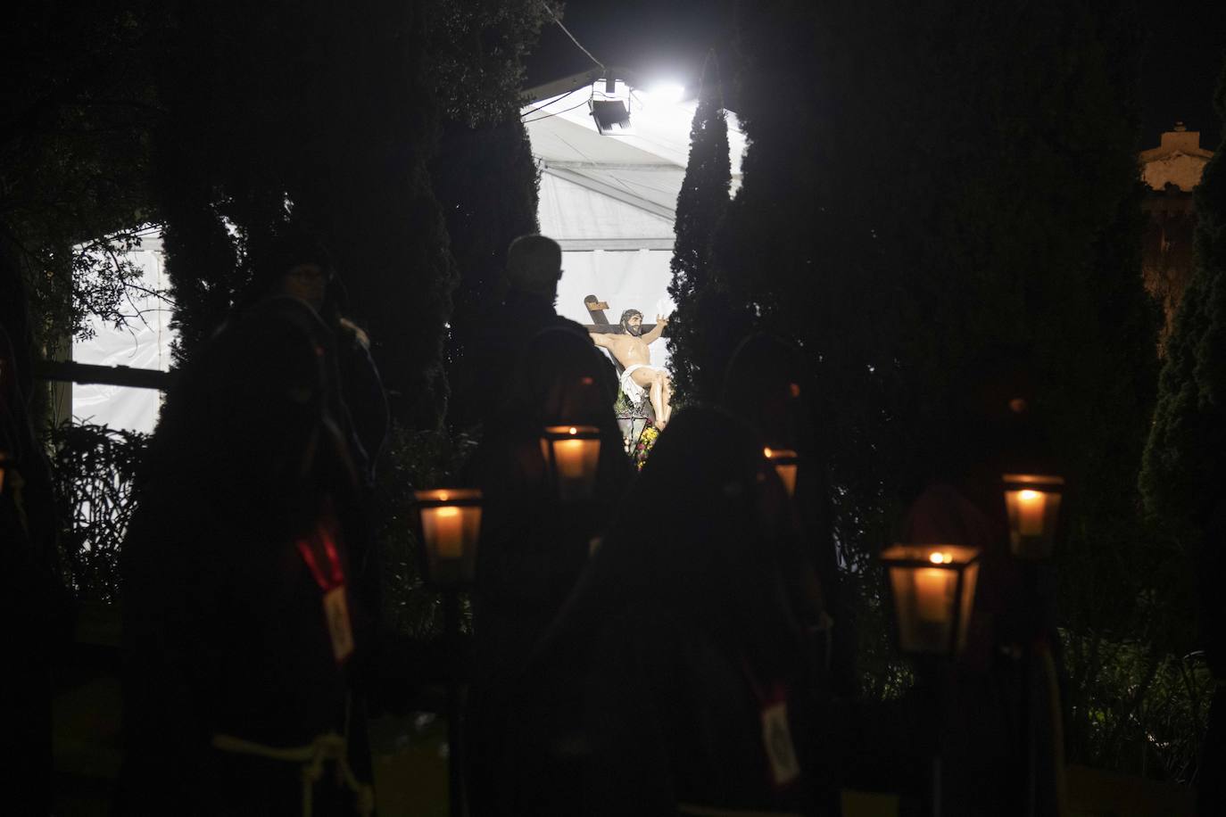 El vía crucis del Cristo del Socorro mantiene en vela a cientos de cartageneros