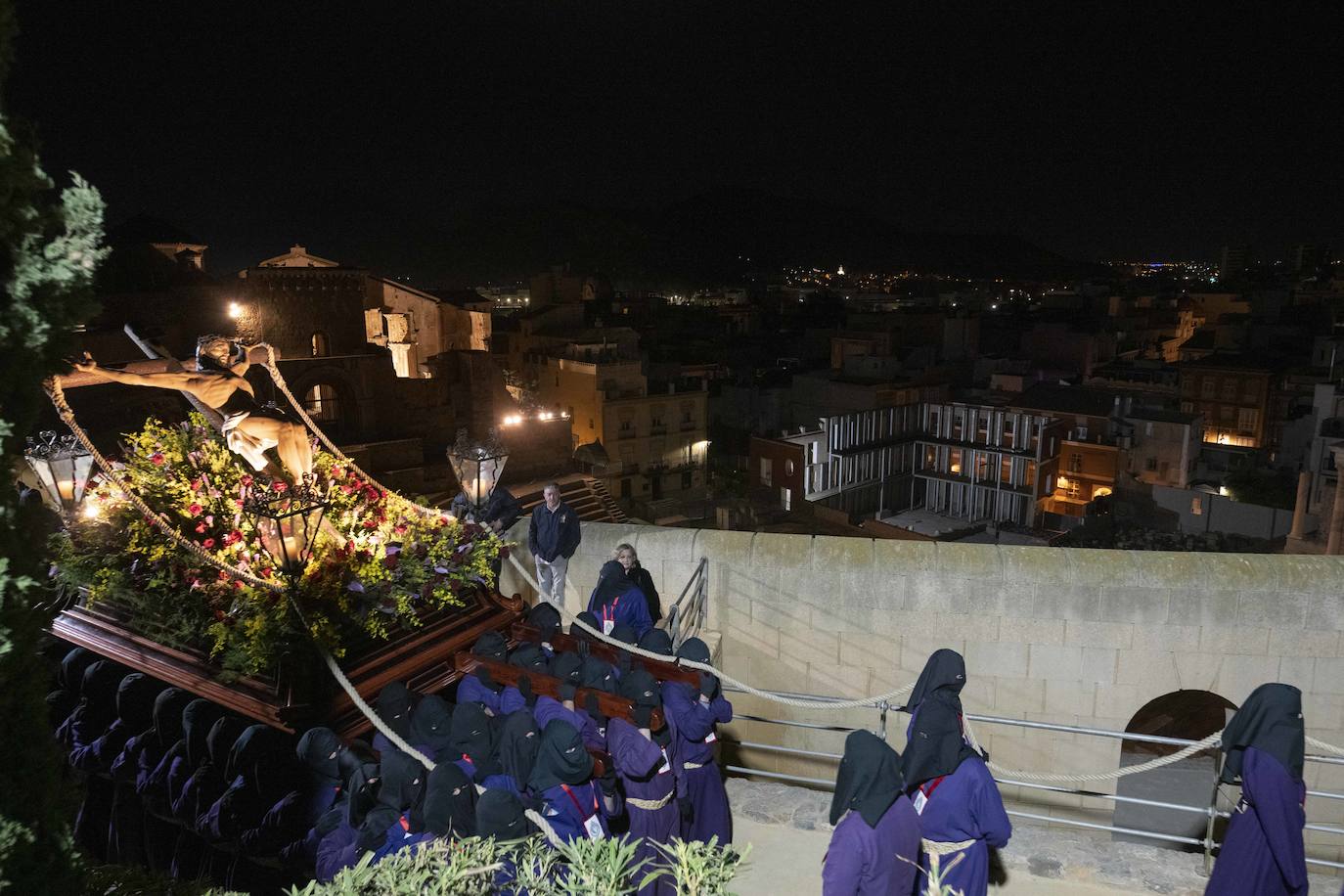 El vía crucis del Cristo del Socorro mantiene en vela a cientos de cartageneros