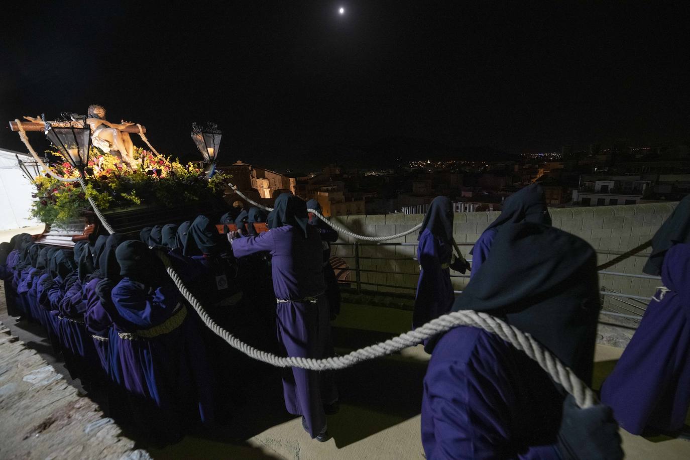 El vía crucis del Cristo del Socorro mantiene en vela a cientos de cartageneros