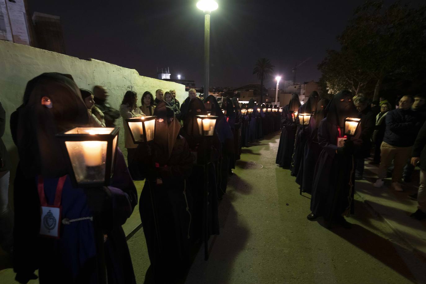 El vía crucis del Cristo del Socorro mantiene en vela a cientos de cartageneros