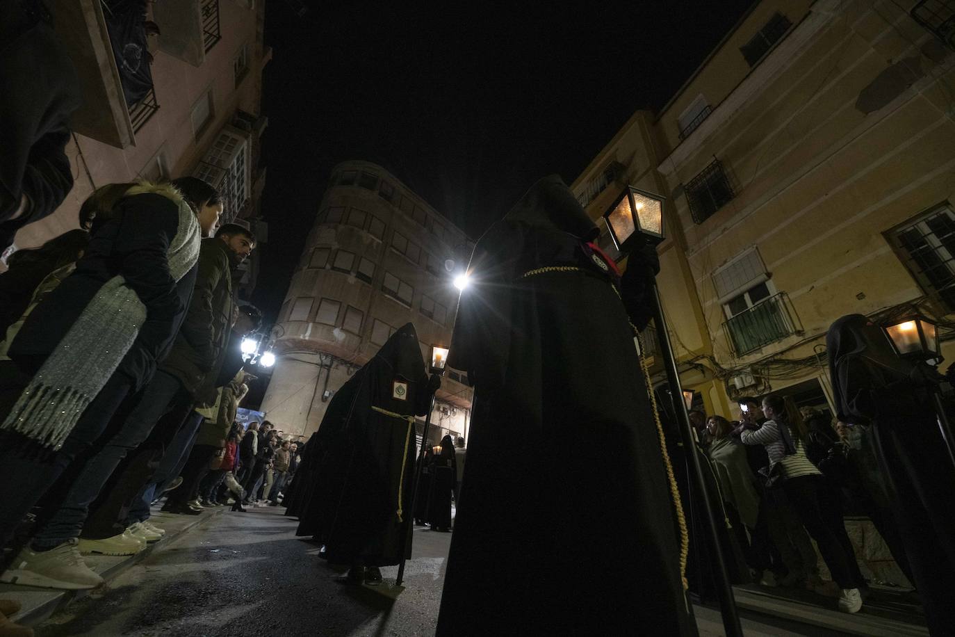 El vía crucis del Cristo del Socorro mantiene en vela a cientos de cartageneros