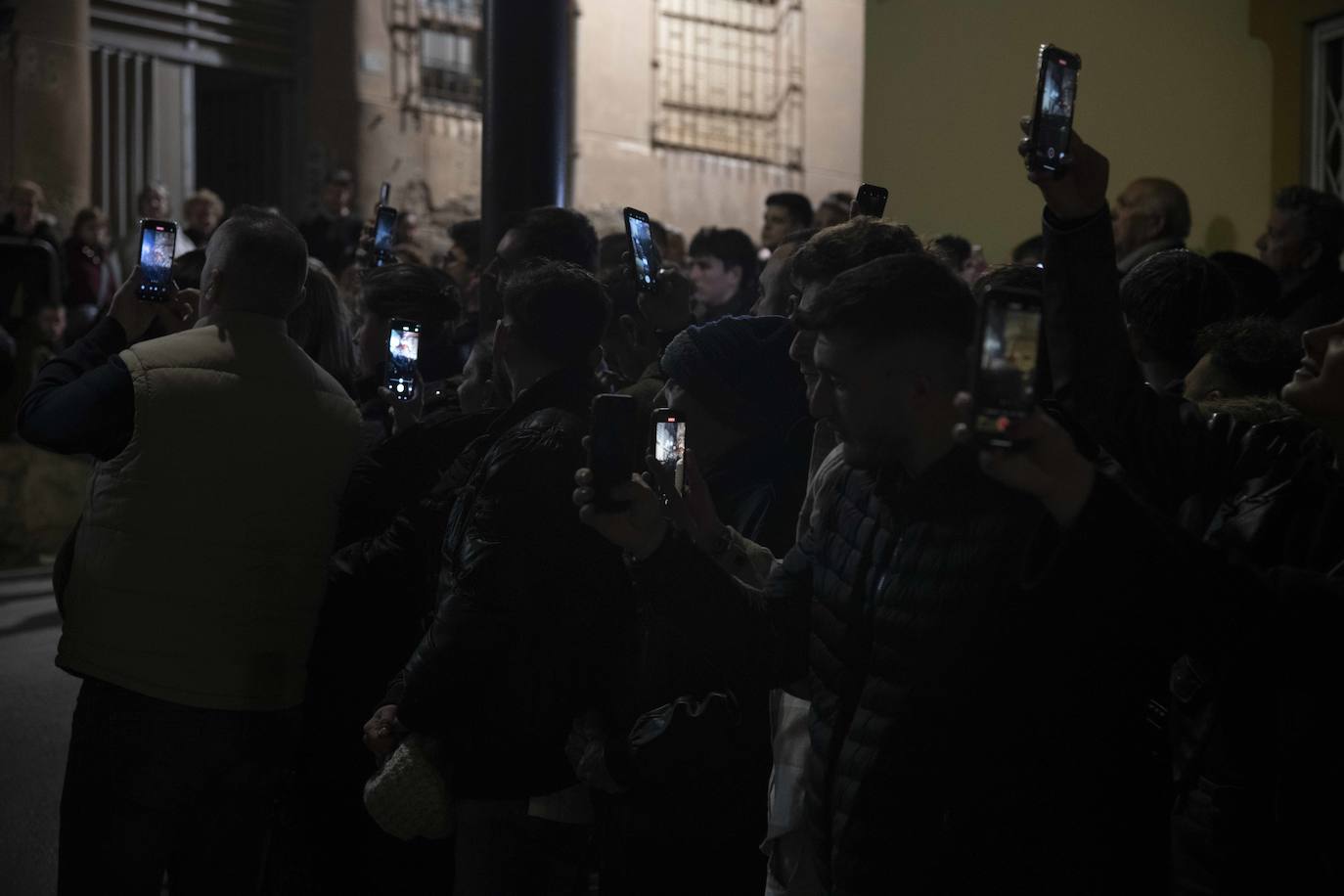 El vía crucis del Cristo del Socorro mantiene en vela a cientos de cartageneros