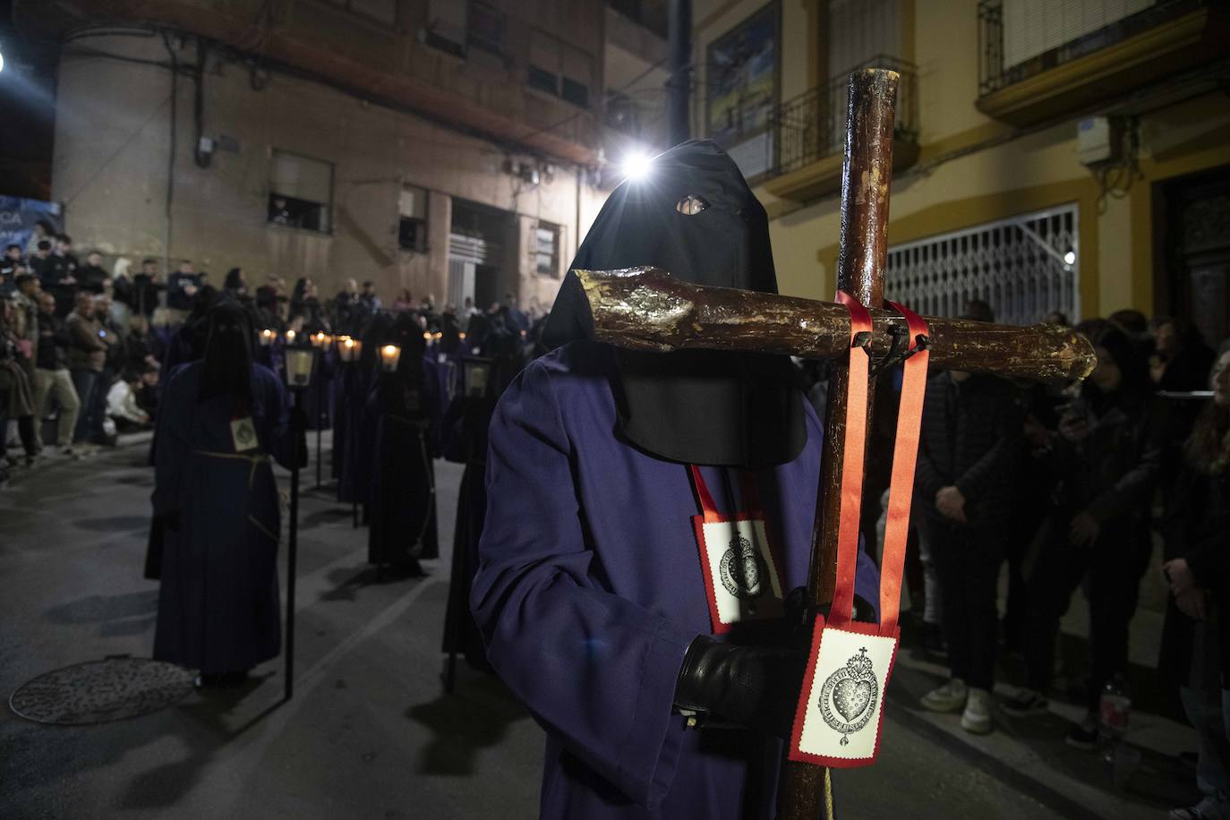 El vía crucis del Cristo del Socorro mantiene en vela a cientos de cartageneros