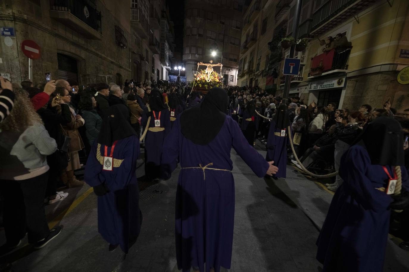 El vía crucis del Cristo del Socorro mantiene en vela a cientos de cartageneros
