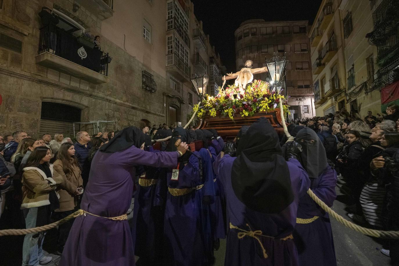 El vía crucis del Cristo del Socorro mantiene en vela a cientos de cartageneros