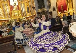 La cuadrilla de La Aljorra baila una jota a los pies de la Virgen de la Caridad a su llegada a la basílica.