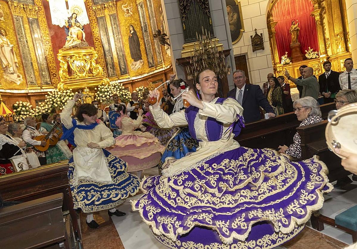 La cuadrilla de La Aljorra baila una jota a los pies de la Virgen de la Caridad a su llegada a la basílica.