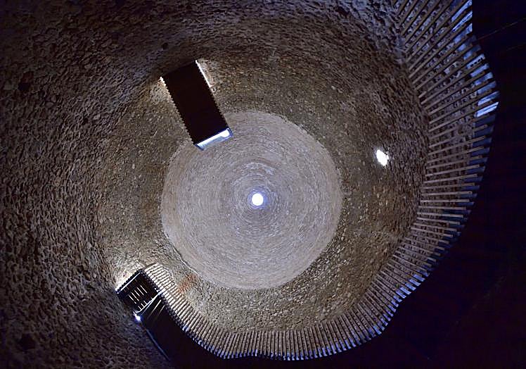 Impresionante cúpula de ladrillo con un óculo central que ilumina el interior, dotado con una escalera y una pasarela para facilitar la visita del pozo de la nieve 11 de Sierra Espuña.